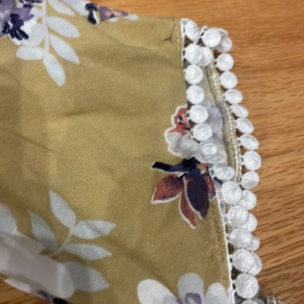Coco’s Clozet floral blouse with detail on slightly flared sleeve medium - Picture 3 of 7